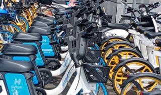 汽车被共享单车包围